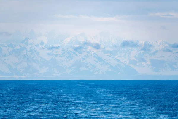 Massale Bergen Alaska Zijn Verloren Mist Als Cruiseschip Vaart Van — Stockfoto