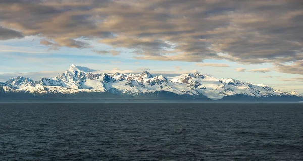 Früher Sonnenuntergang Über Den Bergen Und Mount Fairweather Glacier Bay — Stockfoto
