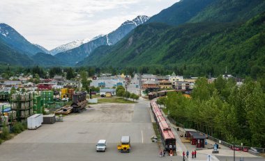 Skagway, AK - 6 Haziran 2022: Alaska 'nın küçük Skagway kasabasında beyaz geçiş treni