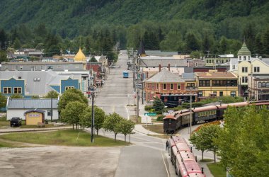 Skagway, AK - 6 Haziran 2022: Alaska 'nın küçük Skagway kasabasında beyaz geçiş treni