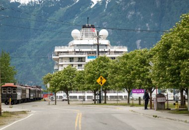 Skagway, AK - 6 Haziran 2022: Viking Orion yolcu gemisinin yanaştığı beyaz geçiş treni