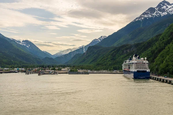 Skagway Czerwca 2022 Celebrity Millenium Zadokowane Małym Alaskańskim Miasteczku Skagway — Zdjęcie stockowe