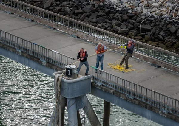 Skagway June 2022 Dock Workers Hauling Heavy Ropes Secure Cruise — ストック写真