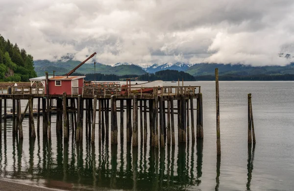 Reflectie Van Houten Pier Koude Oceaan Bij Icy Strait Point — Stockfoto