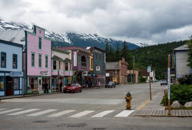 Skagway, AK - 6 Haziran 2022: Küçük Alaska kasabası Skagway 'deki küçük mağazalar ve restoranlar