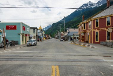 Skagway, AK - 6 Haziran 2022: Alaska 'nın küçük Skagway kasabasındaki ana alışveriş caddesi