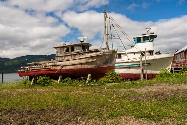 Two Small Abandoned Fishing Boats Waterside Icy Strait Point Hoonah — Stockfoto