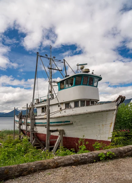 Malý Opuštěný Rybářský Člun Břehu Icy Strait Point Poblíž Hoonah — Stock fotografie