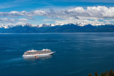 Hoonah, AK - 7 Haziran 2022: Viking Orion yolcu gemisi Alaska Buzlu Boğaz Noktasında demirledi