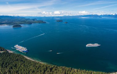 Hoonah, AK - 7 Haziran 2022: Viking Orion yolcu gemisi Alaska Buzlu Boğaz Noktasında demirledi