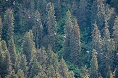Hoonah, AK - 7 Haziran 2022: Buzlu Boğaz Noktası Alaska 'daki dağın zirvesine yeni teleferik yolculuğu