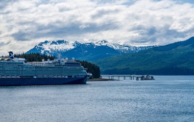 Hoonah, AK - 7 Haziran 2022: Ünlü Eclibrity Eclipse yolcu gemisi Icy Strait Point Alaska 'ya yanaştı
