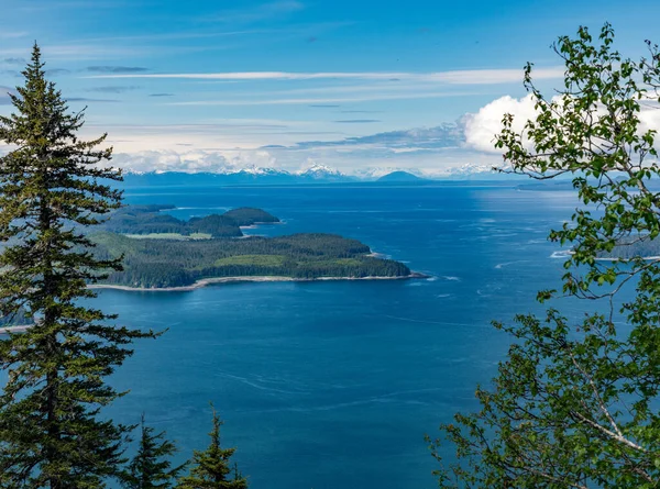 Vista Através Árvores Baía Montanhas Icy Strait Point Perto Hoonah — Fotografia de Stock