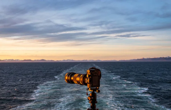 Professional Dslr Tripod Back Cruise Ship Sailing Away Alaska Coast — Stockfoto