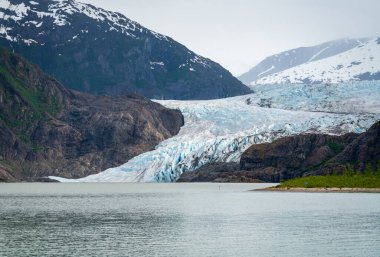 Alaska 'daki Juneau Gölü' ne yaklaşan Mendenhall Buzulu 'ndaki buzun kenarında.