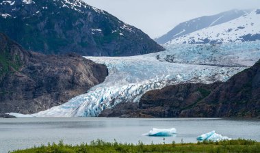 Alaska 'daki Juneau Gölü' ne yaklaşan Mendenhall Buzulu 'ndaki çatlakları kapatın.
