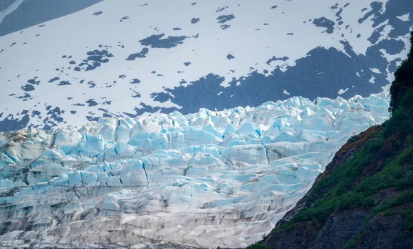Zblízka Trhlin Ledovci Mendenhall Když Vjíždí Jezera Poblíž Juneau Aljašce — Stock fotografie