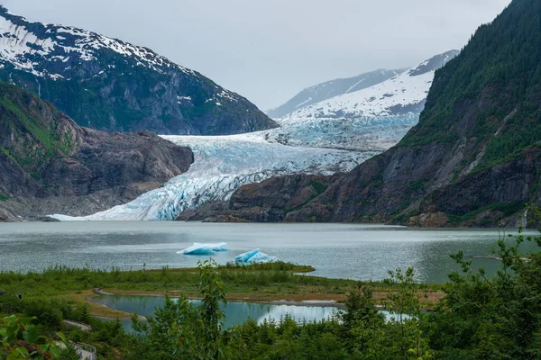 Alaska 'daki Juneau Gölü' ne yaklaşan Mendenhall Buzulu 'ndaki çatlakları kapatın.