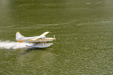 Juneau, AK - 9 Haziran 2022: Wings Air deniz uçağı Juneau limanından havalandı