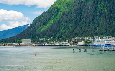 Juneau, AK - 9 Haziran 2022: Alaska 'daki Juneau limanını ayrılan bir yolcu gemisinden görmek