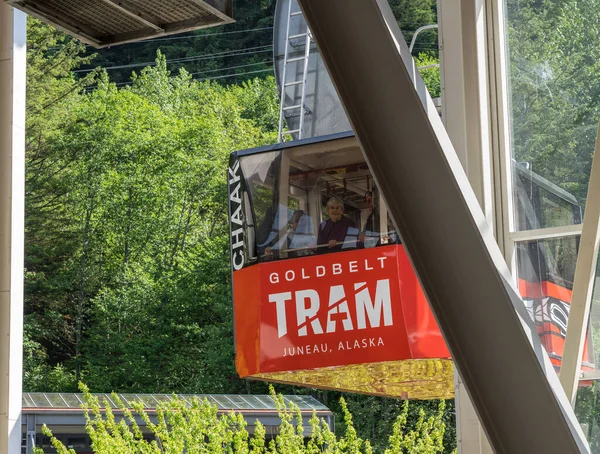 Juneau June 2022 Passengers Arriving Terminus Red Cable Car Carriage — Stockfoto