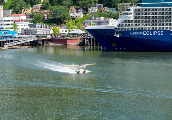 Juneau Juni 2022 Wings Air Wasserflugzeug Hebt Neben Dem Kreuzfahrtschiff — Stockfoto