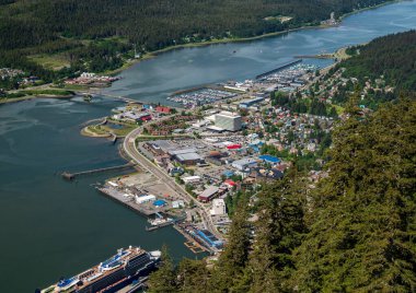 Juneau, AK - 9 Haziran 2022: Alaska 'daki Juneau limanının manzarası ve Roberts Dağı' ndan yanaşan yolcu gemileri