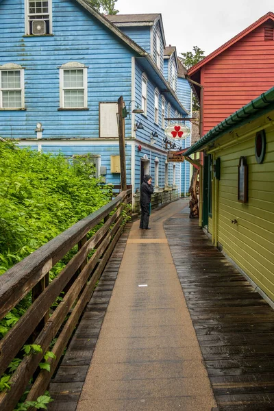 Ketchikan June 2022 Tourist Rain Creek Street Boardwalk Ketchikan Alaska — Foto de Stock