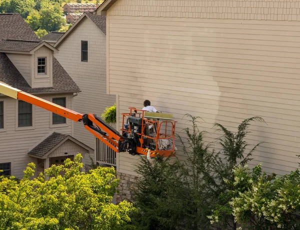 Workman Painting Side Townhouse While Standing Articulating Boom Lift — Fotografia de Stock