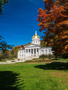 Montpelier, Vermont 'taki Vermont Eyalet Binası' nın altın yapraklı kubbesi. Parlak sonbahar renkleri binanın etrafını sarmış.