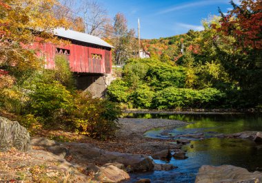 Sonbaharda Vermont, Northfield Şelalesi 'ndeki Aşağı Kapalı Köprü' nün yan görüntüsü