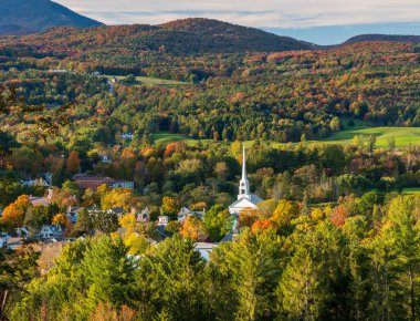 Stowe 'daki beyaz kilise Vermont sonbaharında parlak sonbahar renkleriyle çevrili.