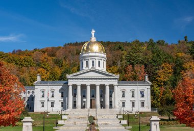 Montpelier, Vermont 'taki Vermont Eyalet Binası' nın altın yapraklı kubbesi. Parlak sonbahar renkleri binanın etrafını sarmış.