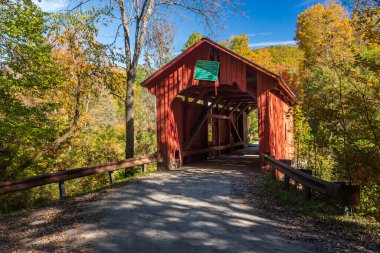Northfield Falls Vermont 'taki Katliam Evi girişi köprüyle kaplıydı.