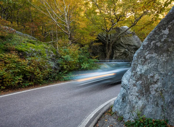 Auto Nimmt Herbst Enge Kurve Zwischen Felsbrocken Schlepperkerb — Stockfoto