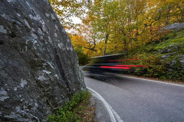 Car Takes Narrow Bend Boulders Smugglers Notch Fall — Stock Photo, Image