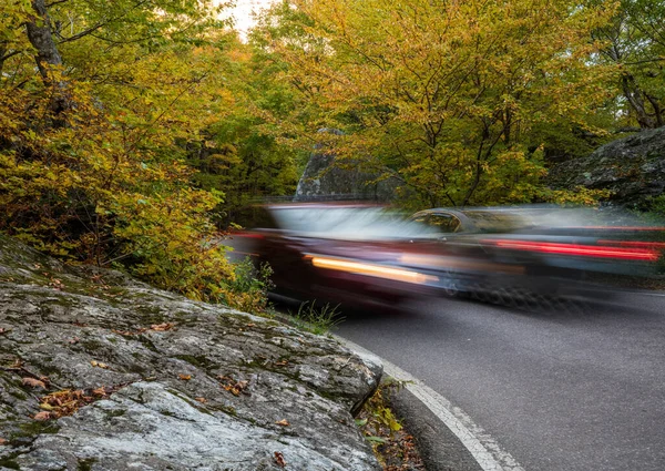 Cars Meet Narrow Bend Boulders Smugglers Notch Fall — Stock Photo, Image
