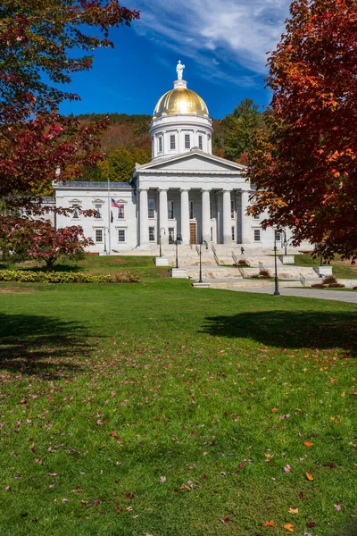 バーモント州モンペリエのバーモント州庁舎の金の葉のドーム 建物の周りに鮮やかな秋の色 — ストック写真