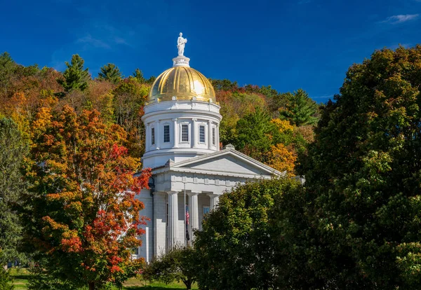 バーモント州モンペリエのバーモント州庁舎の金の葉のドーム 建物の周りに鮮やかな秋の色 — ストック写真