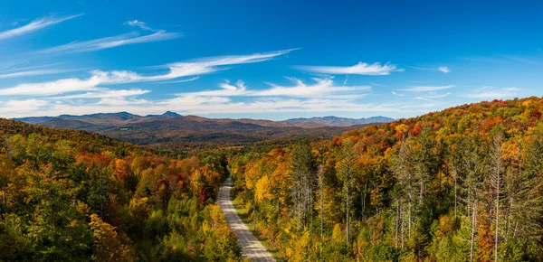 秋の間にバーモント州のノースフィールドとモアタウンの間のモアタウン山岳道路の空中景色 — ストック写真