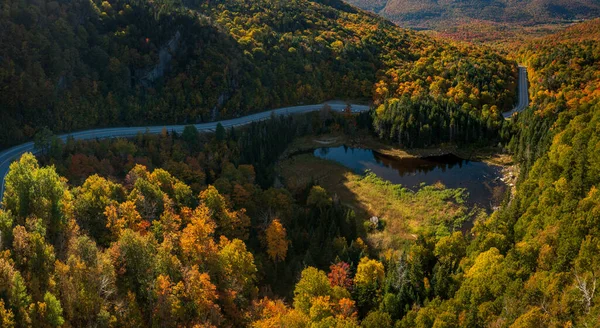 秋の間にバーモント州のヴェルゲネスからワイツフィールドまでのアパラチア ギャップ道路または国道17号線の空中写真 — ストック写真