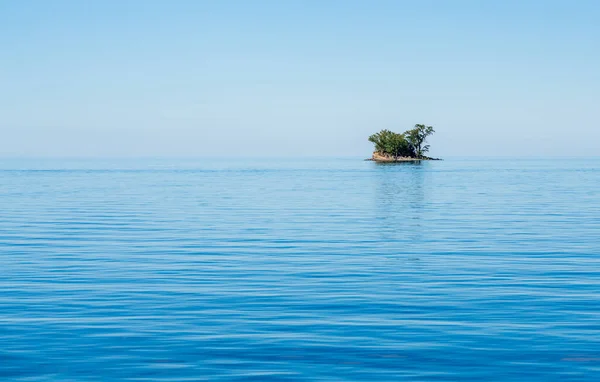 小さな岩の島は バーモント州の近くに完全に穏やかなシャンプレーン湖にあります — ストック写真