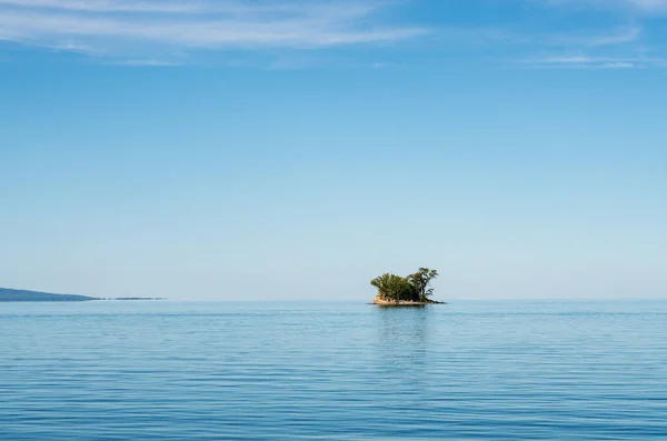 Vermont Yakınlarındaki Champlain Gölü Nde Küçük Kayalık Bir Ada Bulunuyor — Stok fotoğraf