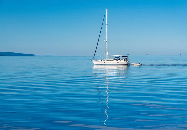 Iate Que Navega Através Completamente Calmo Lago Champlain Vermont — Fotografia de Stock