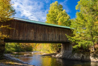 Montgomery 'nin Vermont' taki Waterville yakınlarındaki köprüyü kapsayan yan görüntüsü