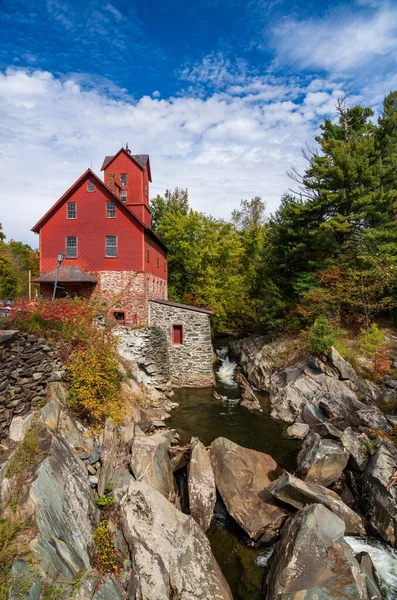 Boční Pohled Starý Červený Mlýn Potoka Jerichu Vermont Během Podzimu — Stock fotografie