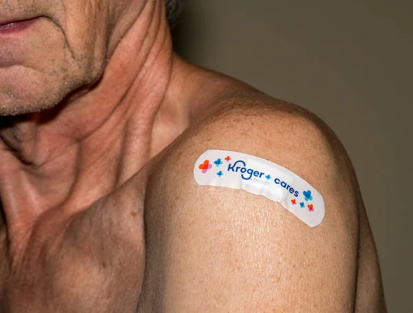 Morgantown October 2022 Senior Man Kroger Covering Flu Covid Shot — 스톡 사진