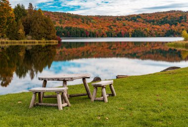 Kırsal ahşap masa ve sandalyeler Barnard Vermont Silver Lake 'in yanında sonbahar sezonu boyunca