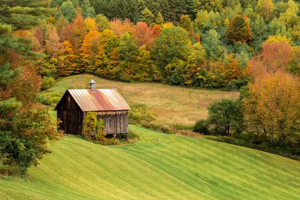 Dřevěná Stodola Mezi Podzimními Stromy Sleepy Hollow Farm Vermontu — Stock fotografie