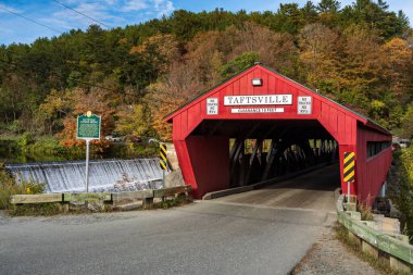 Vermont 'taki Taftsville Kapalı Köprü ve elektrik santraline giriş.